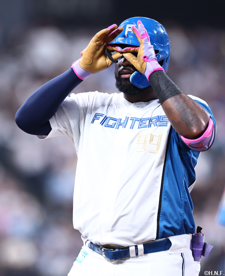 3回裏、センターへヒットを放ったレイエス選手