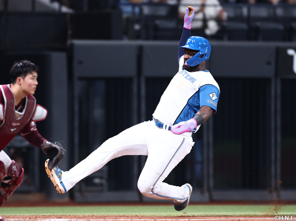 3回裏、生還するレイエス選手