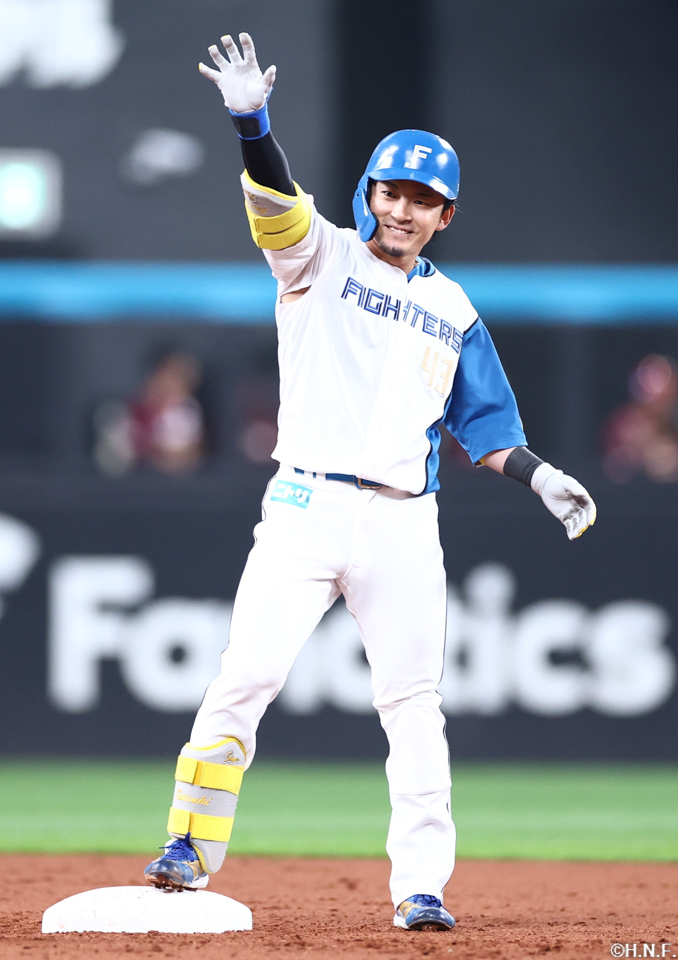 3回裏、センター2点適時二塁打を放つ水野選手02