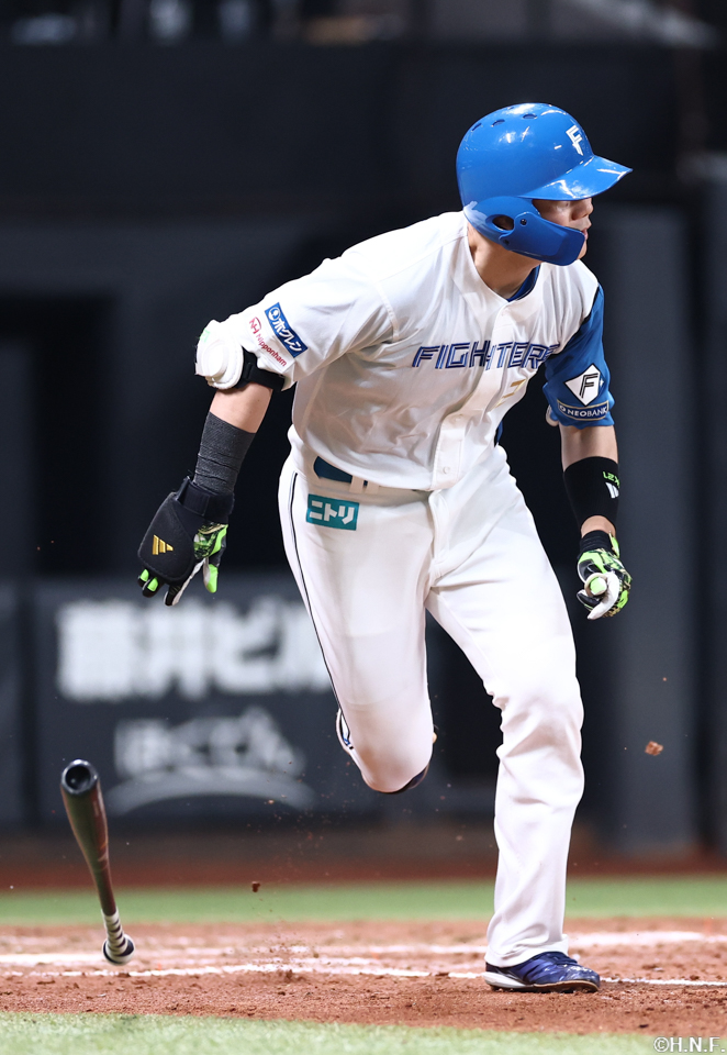 5回裏、左中間へ二塁打を放つ清宮選手01