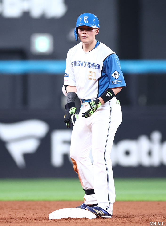 5回裏、左中間へ二塁打を放つ清宮選手02