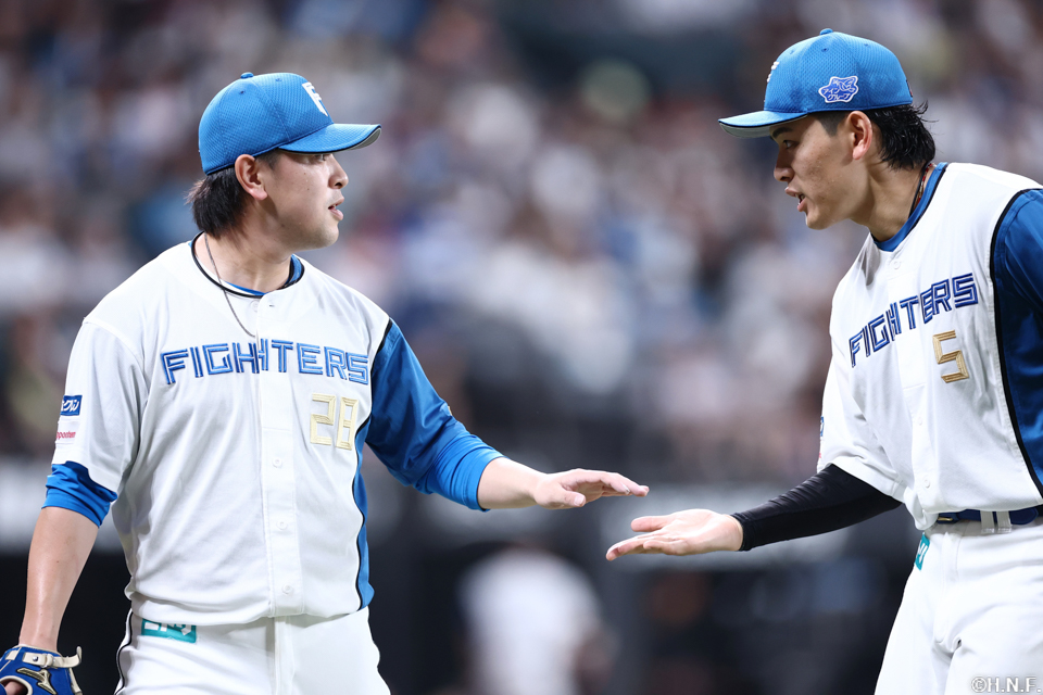 6回表、河野投手と野村選手