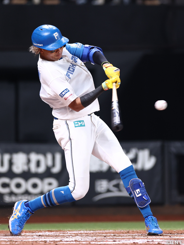 7回裏、レフトへ本塁打を放つ水谷選手01