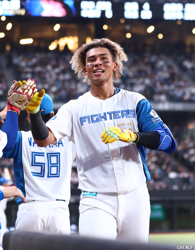 7回裏、レフトへ本塁打を放つ水谷選手02