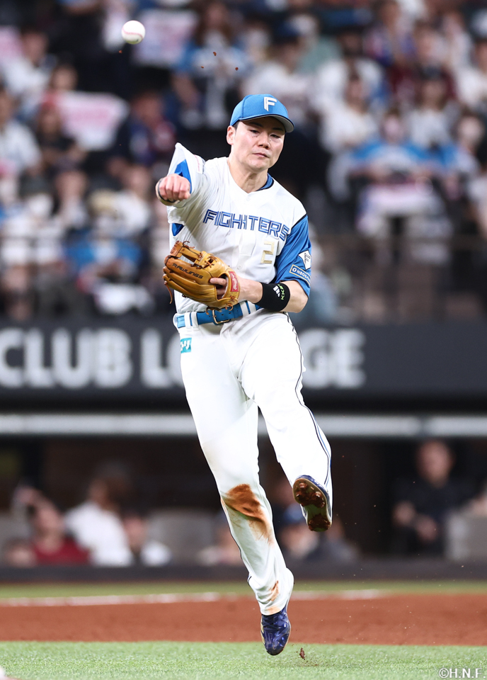 8回裏、好守をみせる清宮選手