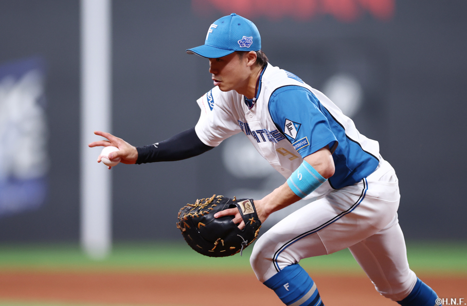 8回裏、好守をみせる中島卓選手
