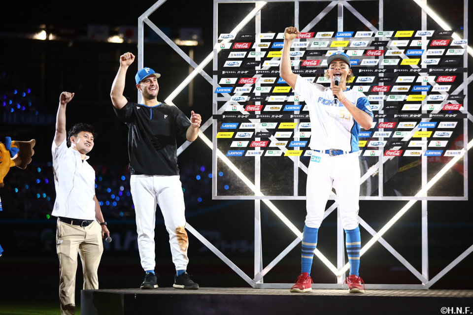 ヒーローの水谷選手とマルティネス選手01