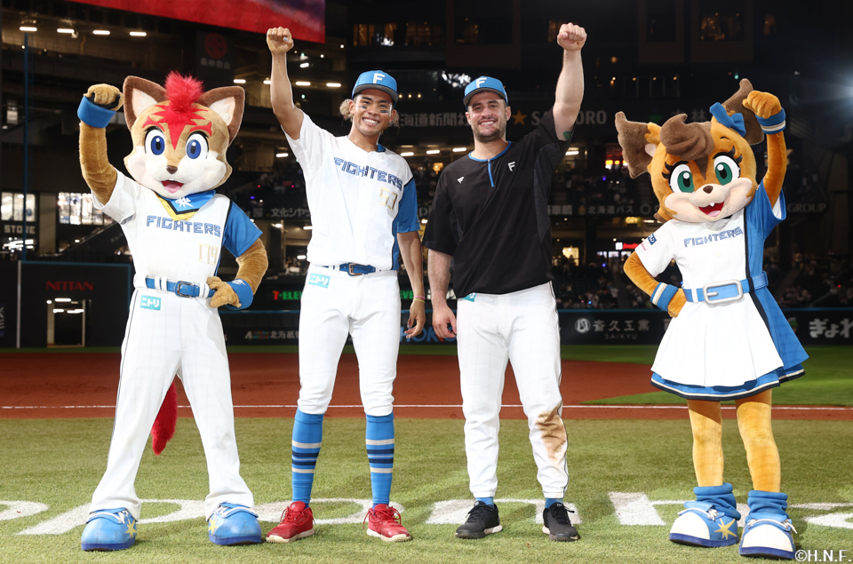 ヒーローの水谷選手とマルティネス選手02