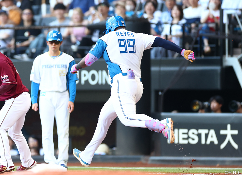 2回裏、ピッチャーヒットを放ったレイエス選手