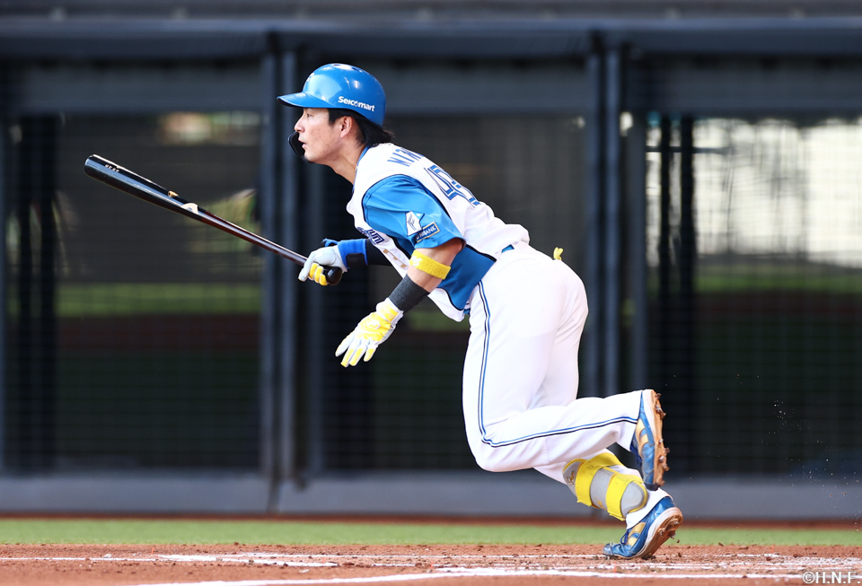 2回裏、ライトへヒットを放つ水野選手