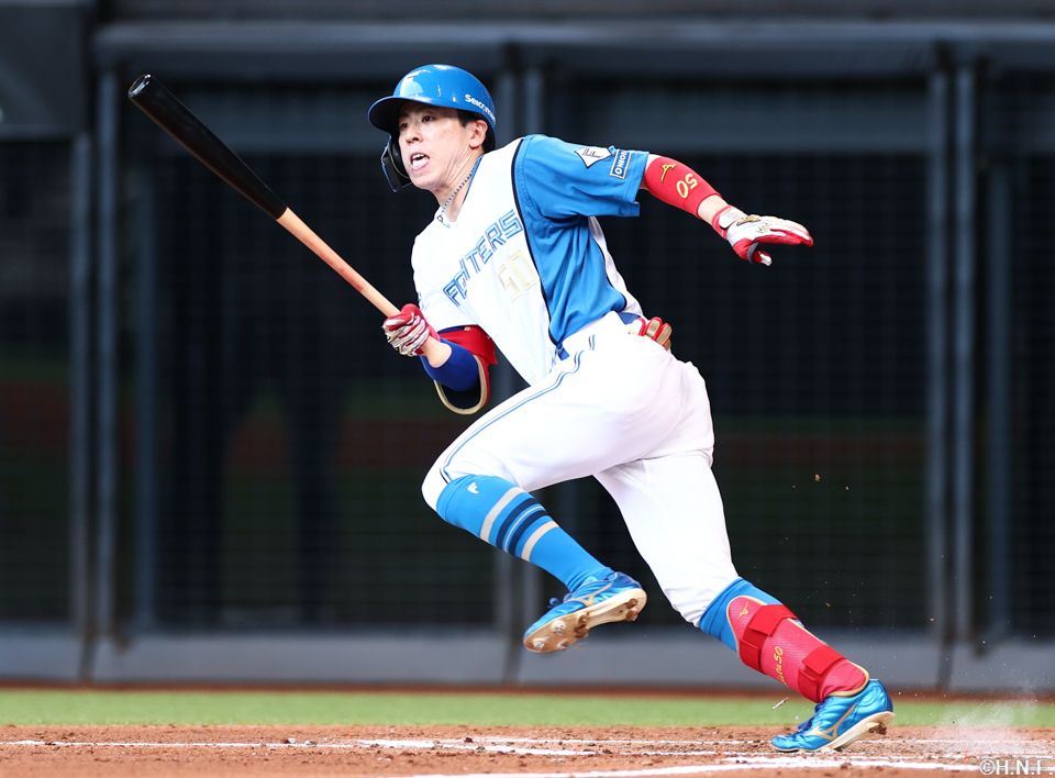 2回裏、レフトへ先制適時打を放つ五十幡選手01