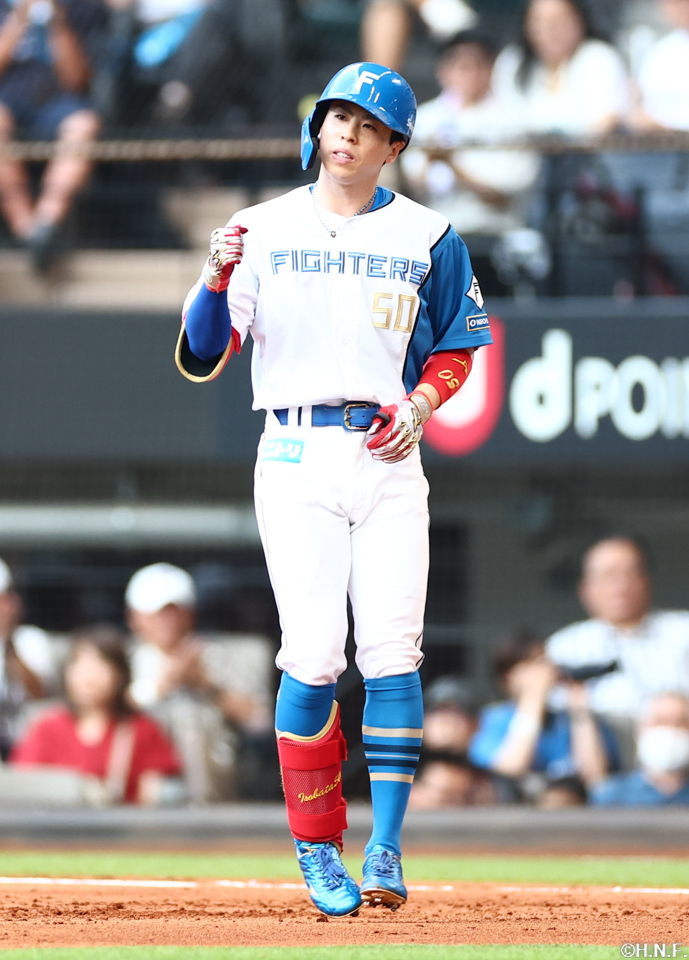 2回裏、レフトへ先制適時打を放つ五十幡選手02