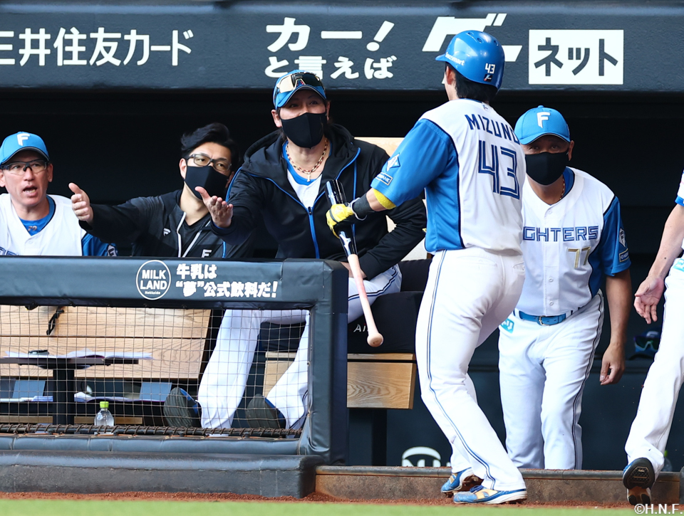 2回裏、生還した水野選手