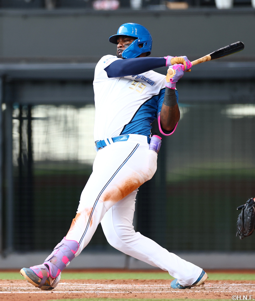 3回裏、レフトへ適時打を放つレイエス選手