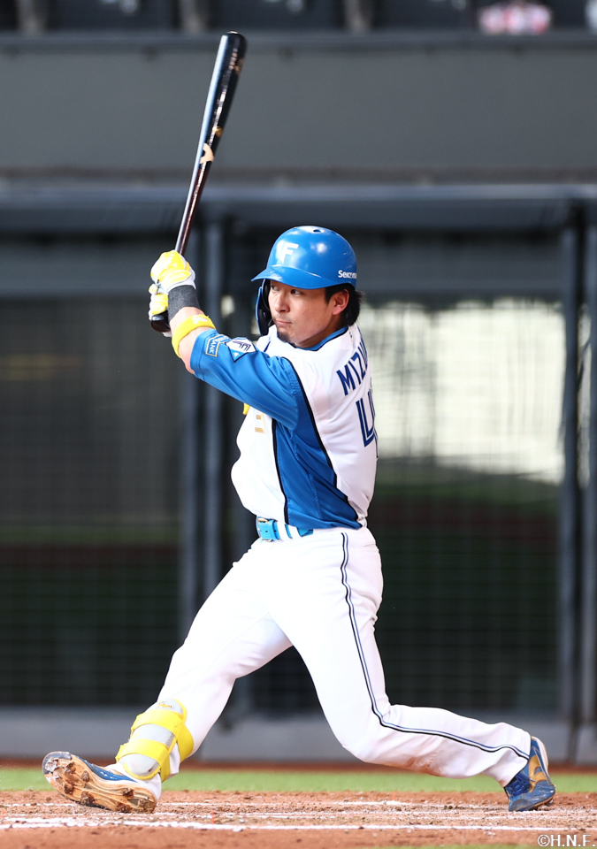 3回裏、右中間へ二塁打を放つ水野選手