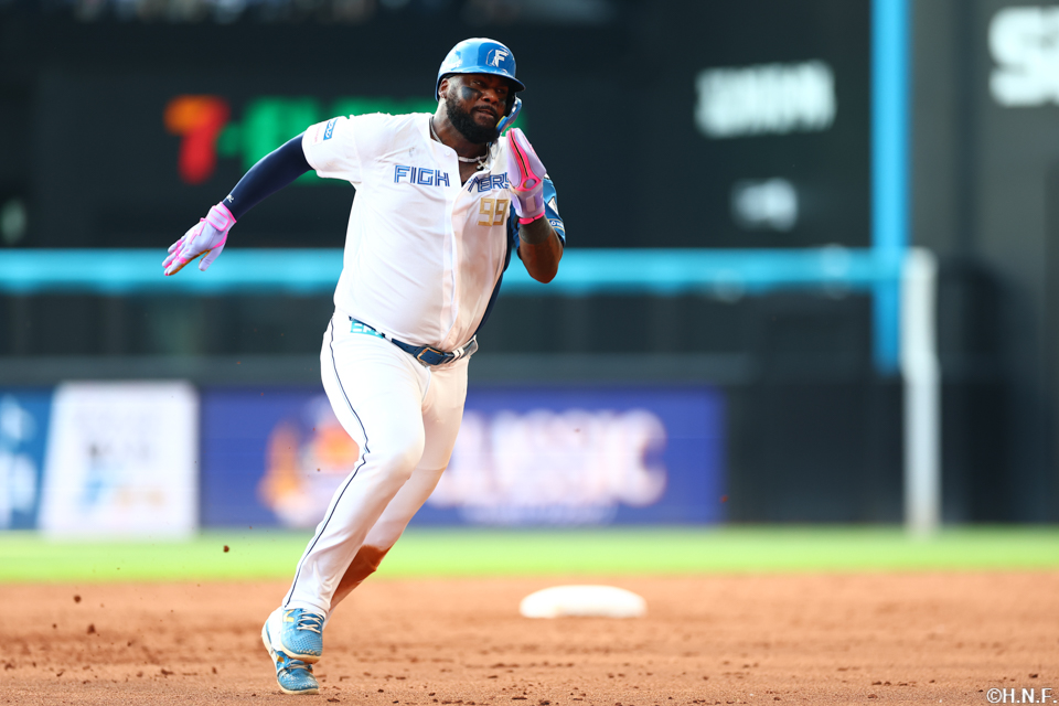 3回裏、三塁へ進塁するレイエス選手