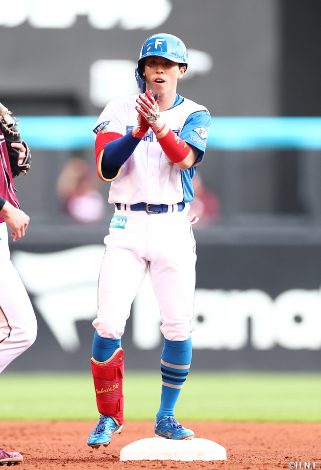 4回裏、右中間へ二塁打を放った五十幡選手