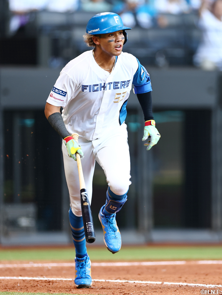 4回裏、ライトへ2ランを放つ水谷選手01