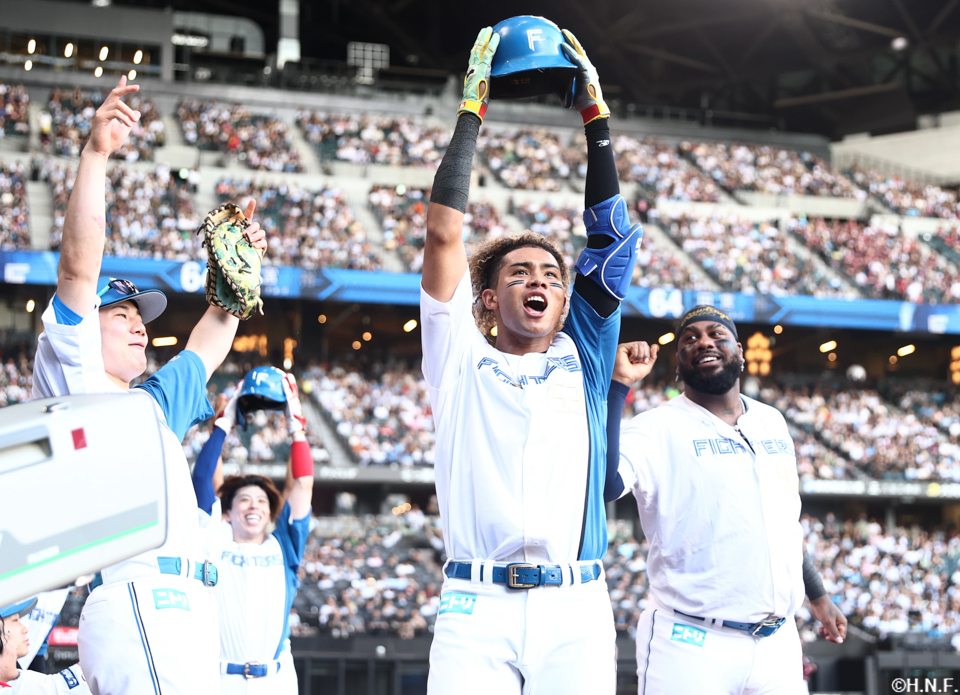 4回裏、ライトへ2ランを放った水谷選手02