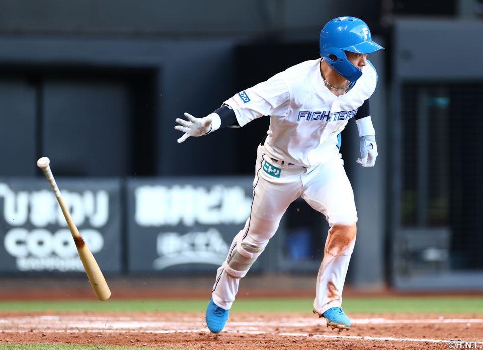 5回裏、センターへヒットを放つ矢澤選手