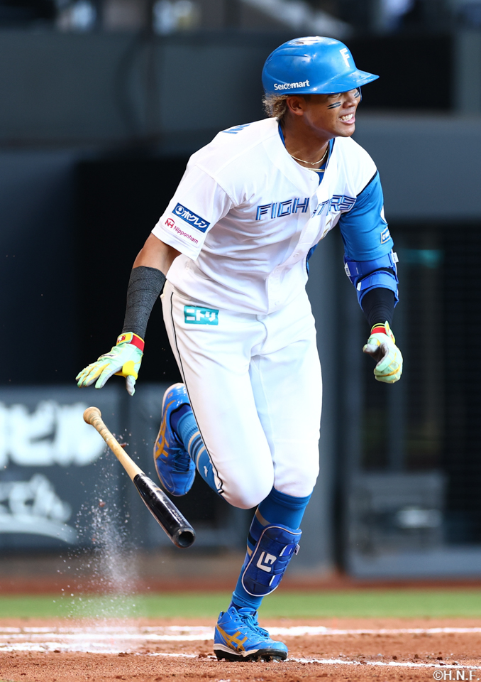 6回裏、センターへヒットを放つ水谷選手01