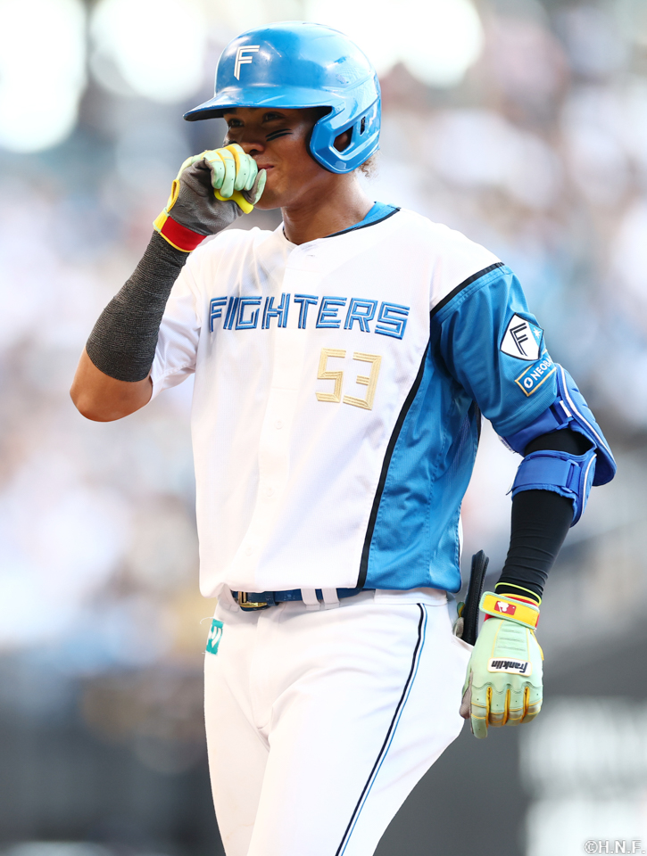 6回裏、センターへヒットを放つ水谷選手02