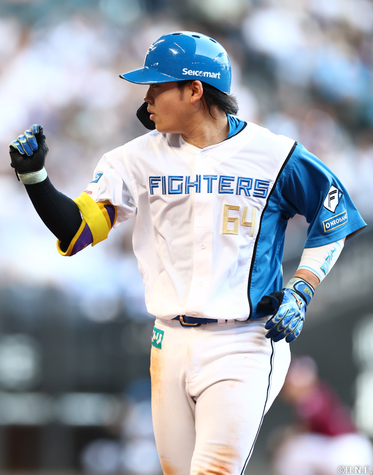 6回裏、レフトへヒットを放った田宮選手