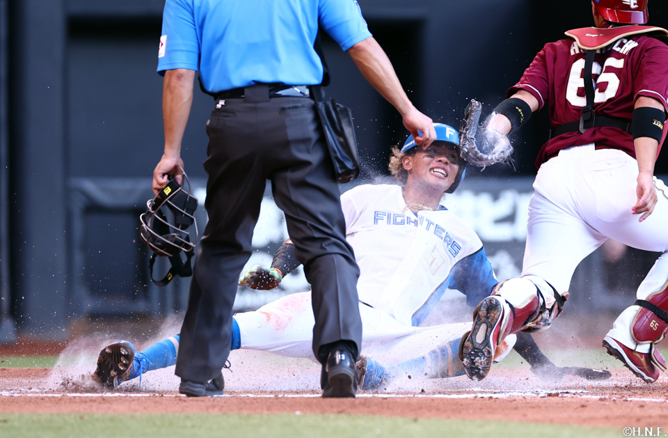 6回裏、生還する水谷選手