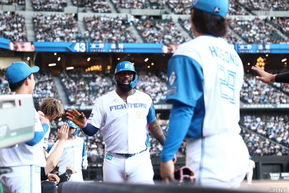 6回裏、レフトへ2ランを放ったレイエス選手01