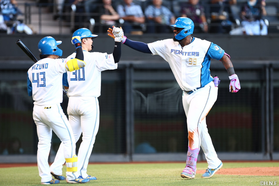 6回裏、レフトへ2ランを放ったレイエス選手02