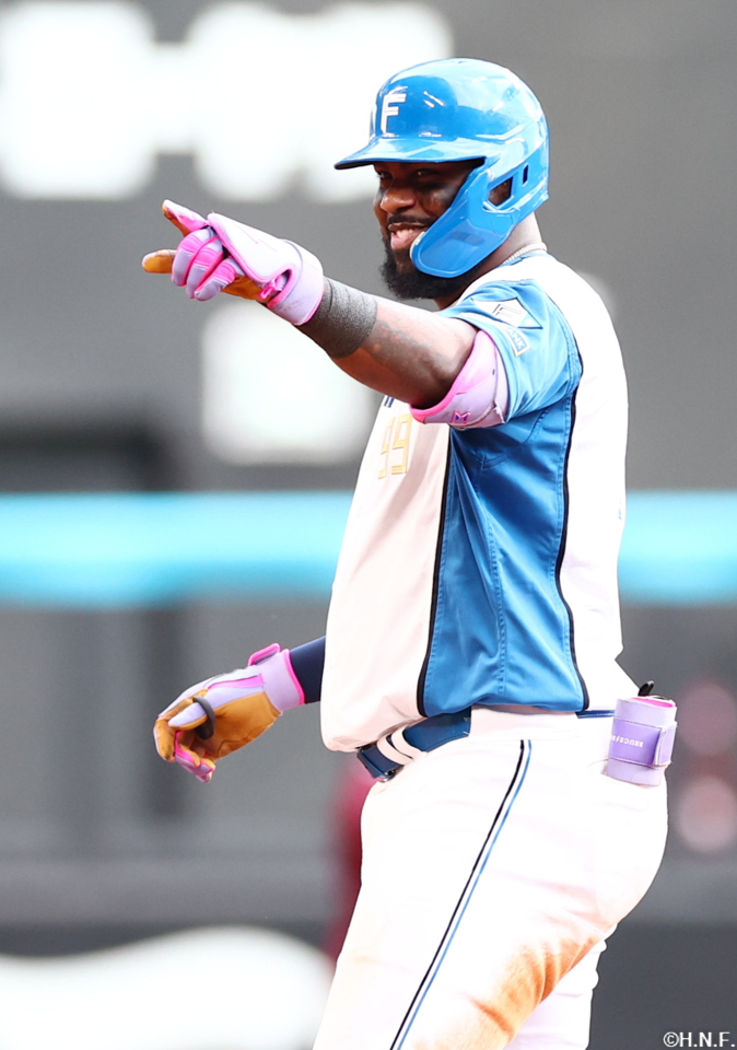 8回裏、レフトへ適時打を放つ矢澤選手