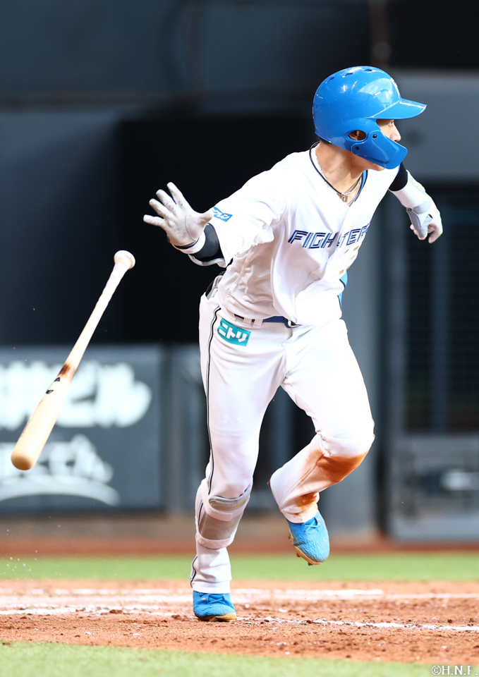 8回裏、右中間へ二塁打を放ったレイエス選手