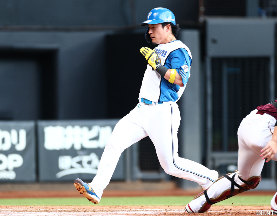 8回裏、生還する水野選手