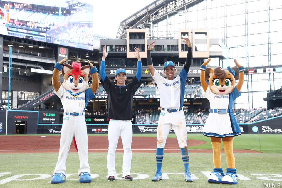 ヒーローの細野投手と水谷選手