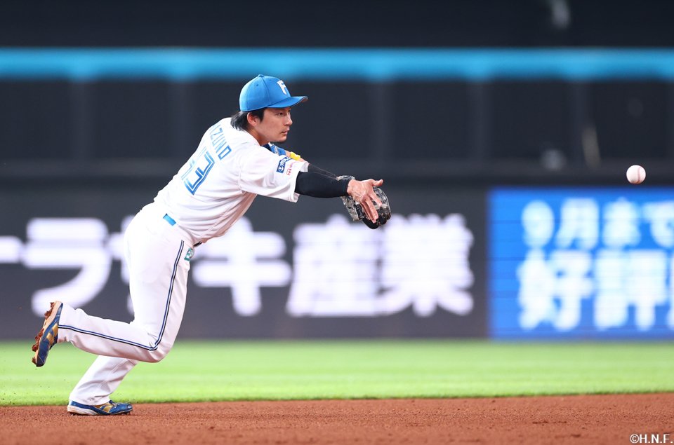 1回表、遊ゴロを捌く水野選手