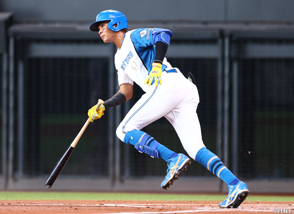 1回裏、レフトへヒットを放つ水谷選手
