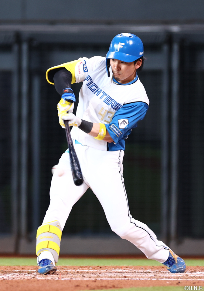 2回裏、ライトへヒットを放つ水野選手