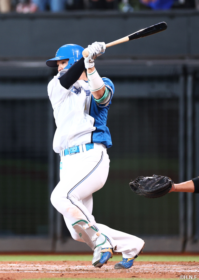 2回裏、レフトへヒットを放つ郡司選手