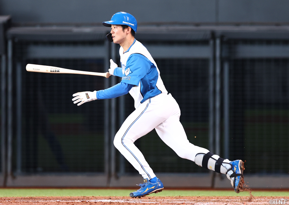 2回裏、センターへ2点適時打を放つ石井選手