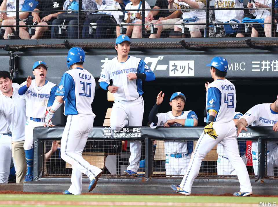 2回裏、生還した郡司選手と水野選手
