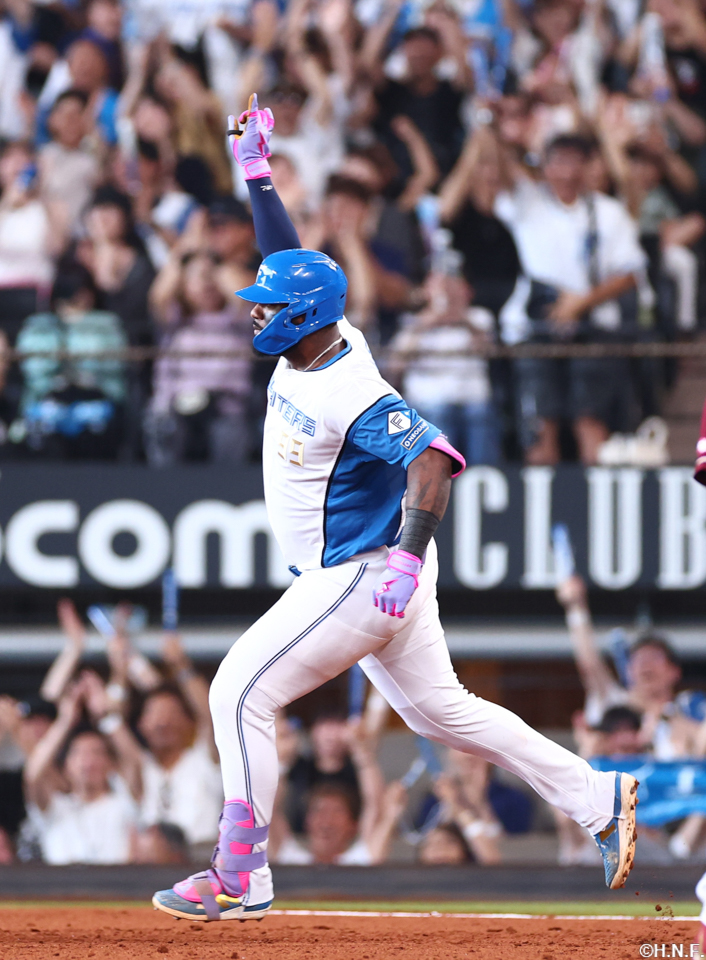 2回裏、逆転の満塁弾を放ったレイエス選手01