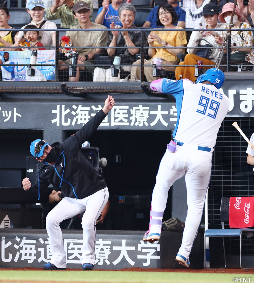 2回裏、逆転の満塁弾を放ったレイエス選手02