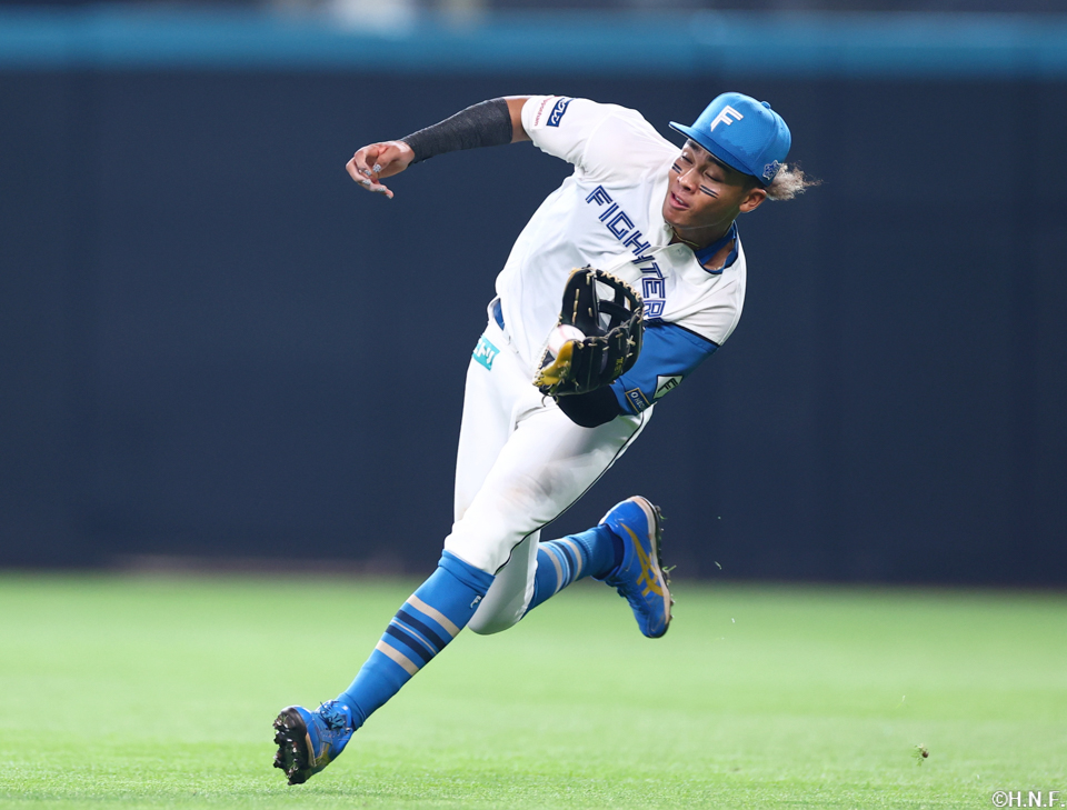 4回表、好守をみせる水谷選手