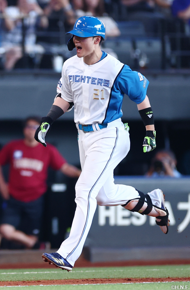 7回裏、勝ち越しの2ランを放った清宮選手03