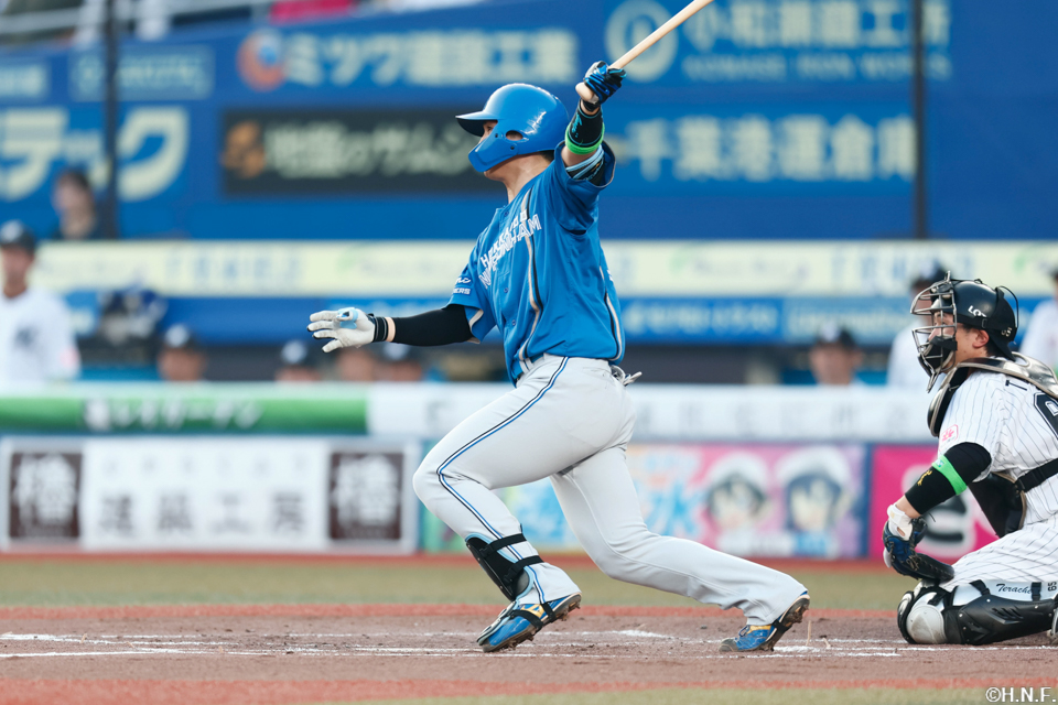 2回表、左中間へ二塁打を放つ郡司選手