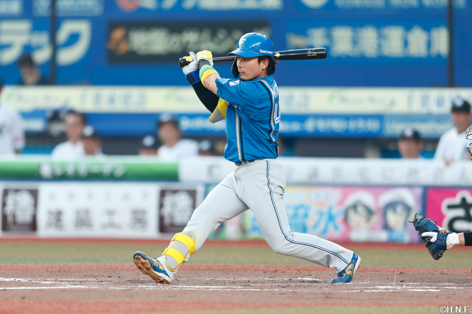 2回表、適時二ゴロを放つ水野選手