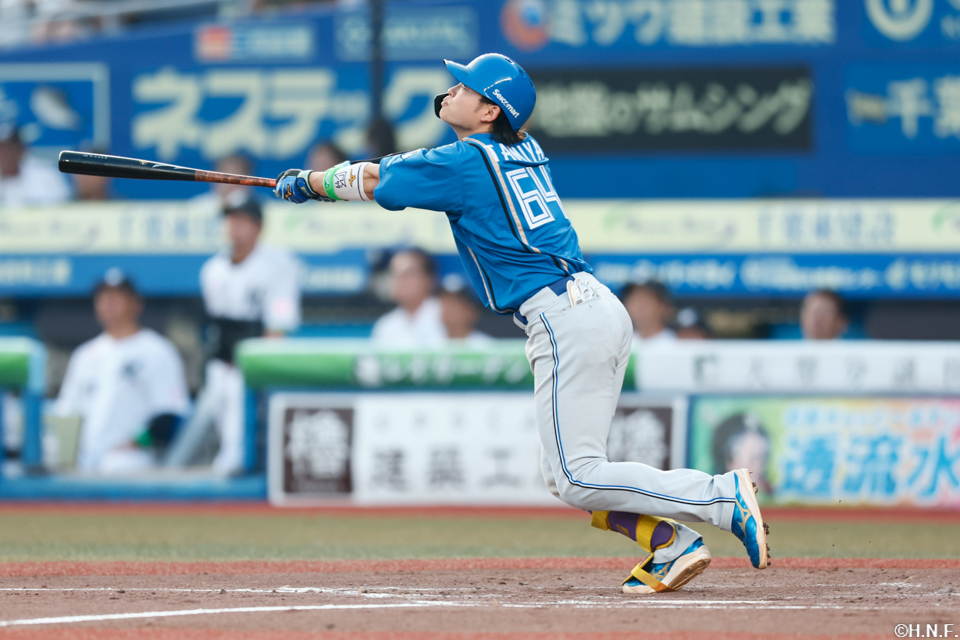 2回表、センターへ適時犠飛を放つ田宮選手