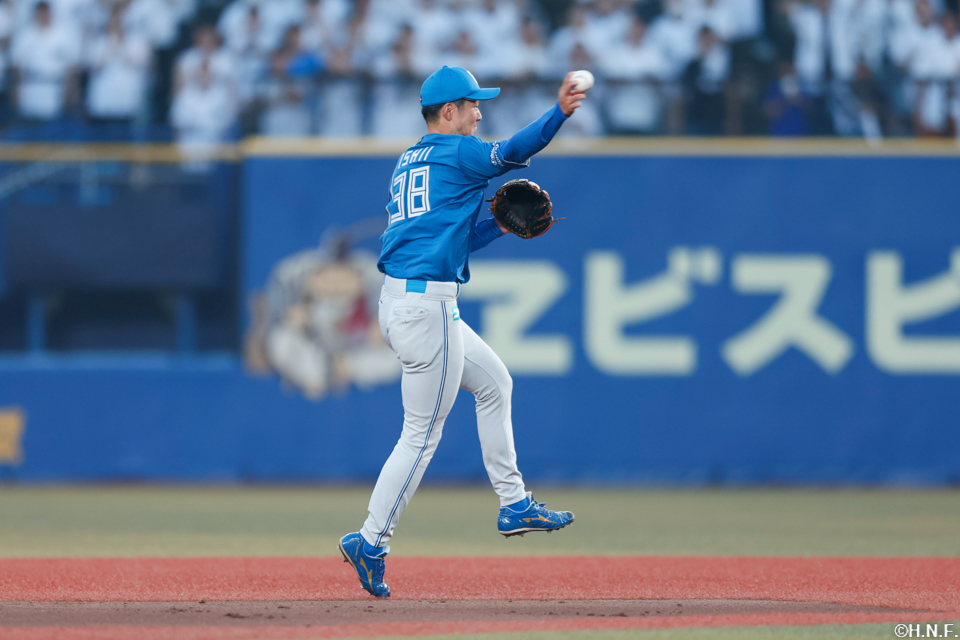 4回裏、一塁へ送球する石井選手