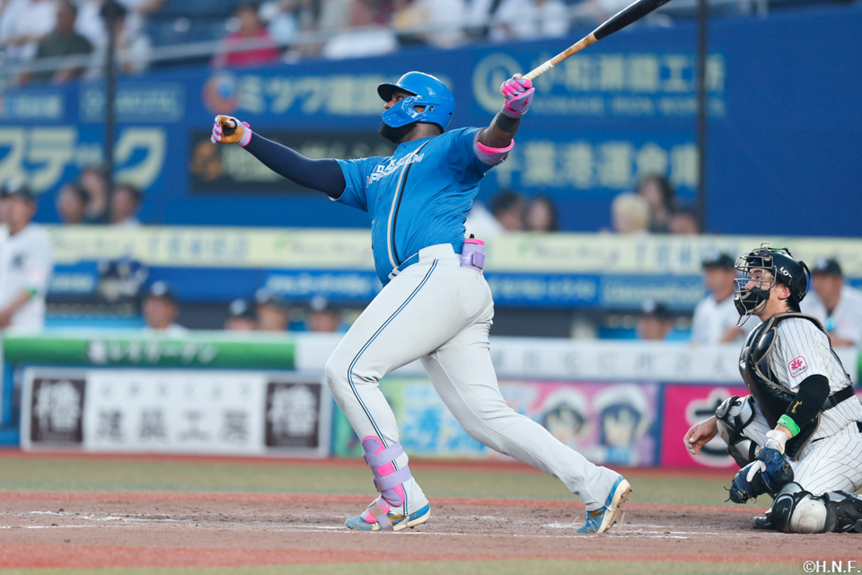 4回表、左中間へ二塁打を放つレイエス選手