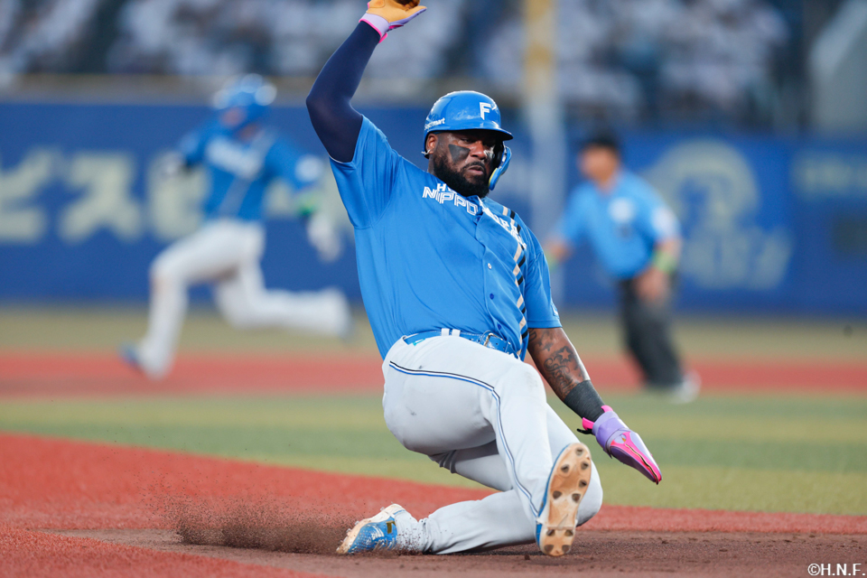 4回表、三塁へ進塁するレイエス選手